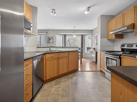 3rd image of 155 Crocus Cres #35