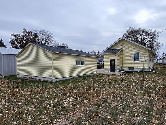 3rd image of 110 E Oak St