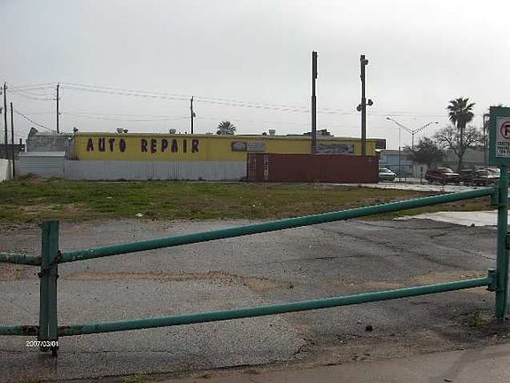 3rd image of 5028 Broadway St