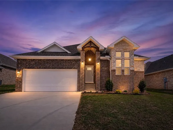 1090 Garrett Ln, Centerton, AR 72719