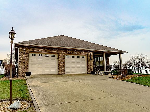 3rd image of 209 Sandalwood Dr