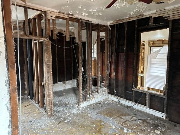 chicago-illinois-2071988333 picture