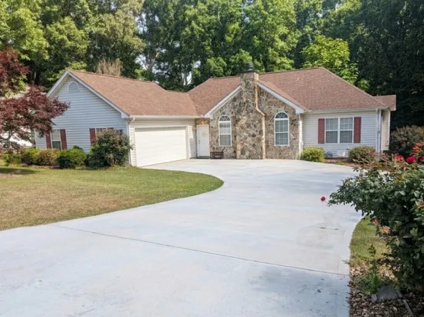 344 Creekview Dr, Hoschton, GA 30548