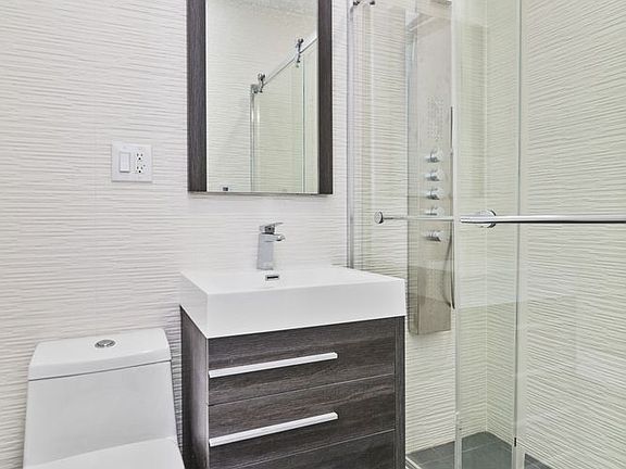 4th image of 165 Graham Ave APT 3R