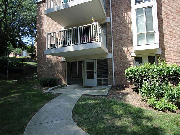 2nd image of 2521 Huntington Ave #26