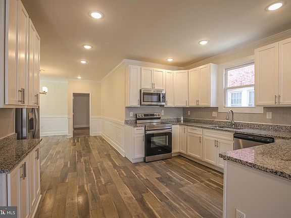 2nd image of 611 Parkwyrth Ave
