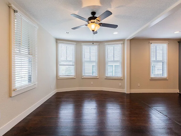 1121 E Crockett St — Photo 5