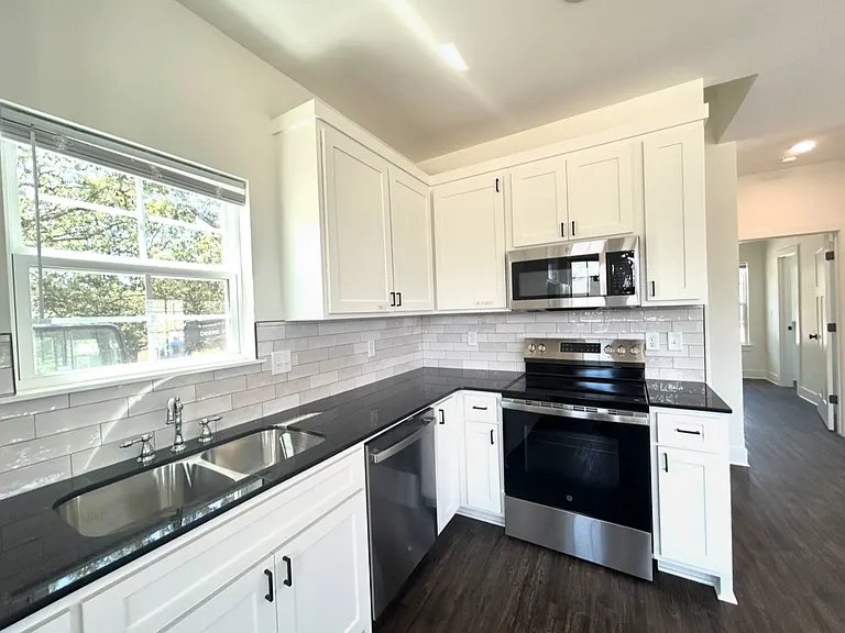 1960 W Stone St #1 — Photo 4