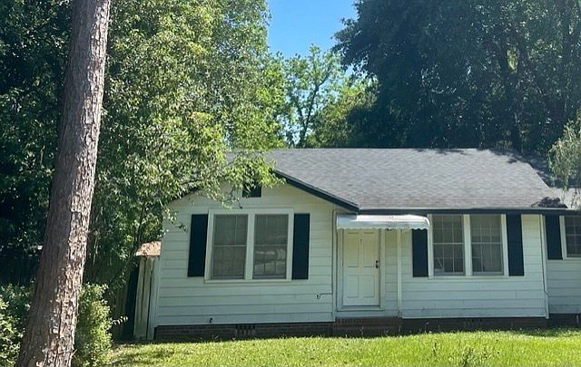 2nd image of 303 W Cranford Ave