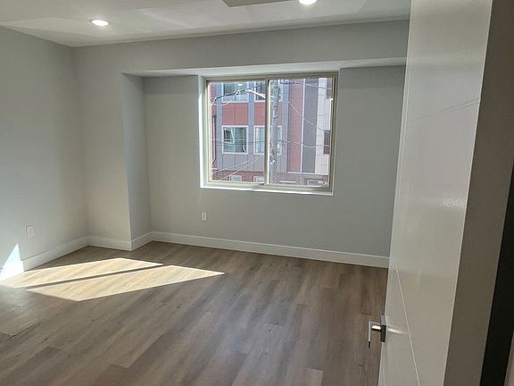 5th image of 2240 N Franklin St #2