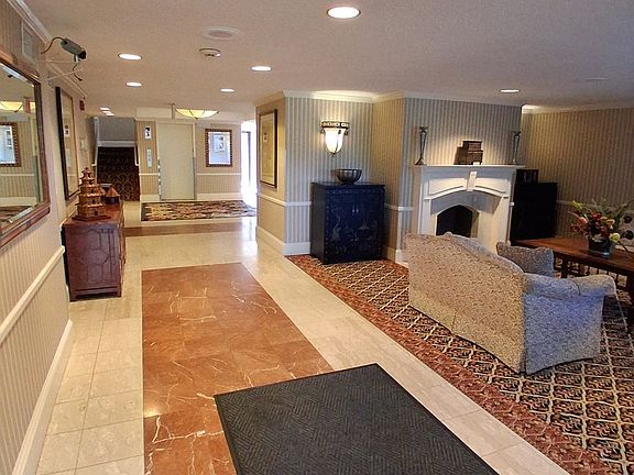 3rd image of 1004 Paradise Rd APT 2M