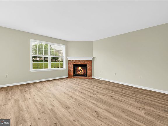 5th image of 640 Courthouse Cir