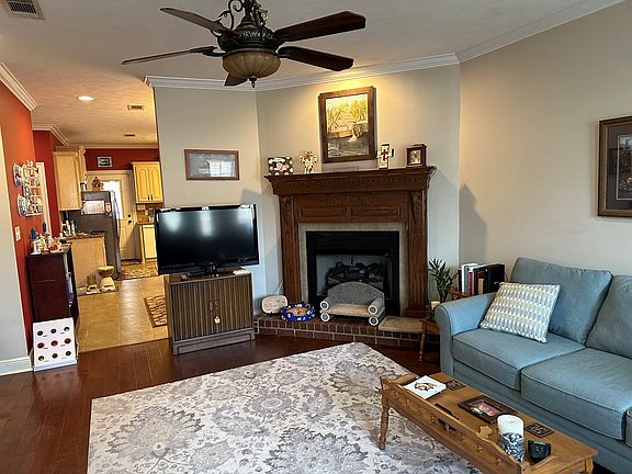 3rd image of 404 Shanna Ln NW
