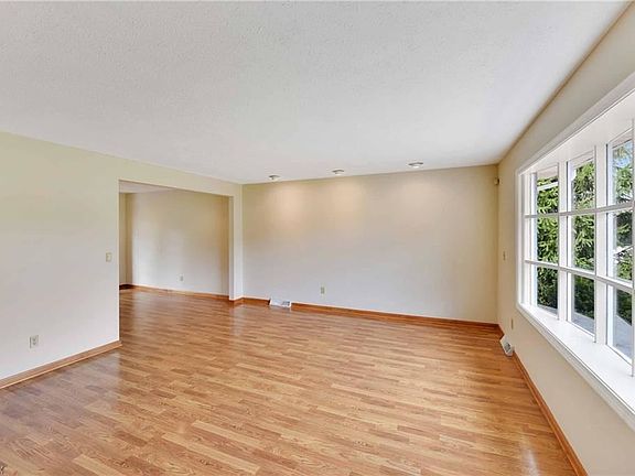 3rd image of 15646 Creekwood Ln