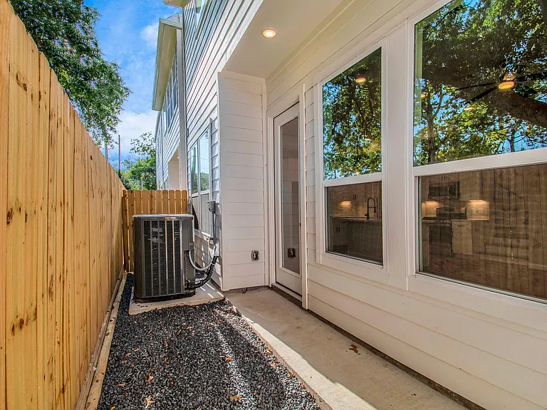 2355 Hoskins Dr — Photo 40