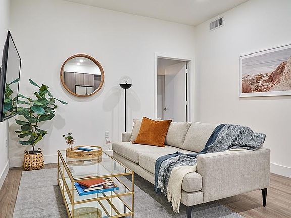 5th image of 418 N Norton Ave Penthouse 2-4