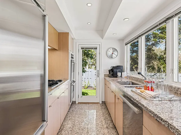 264 Edge Of Woods Rd — Photo 10