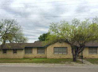 720 N Esplanade St, Karnes City, TX 78118