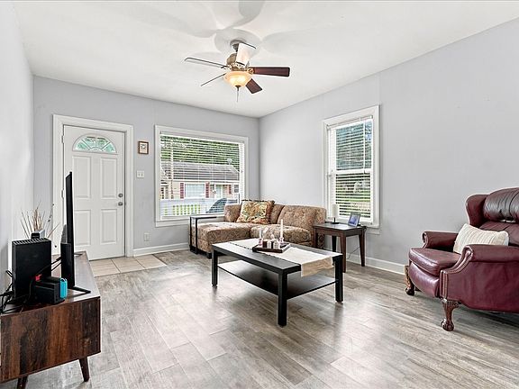 5th image of 332 E Baker St