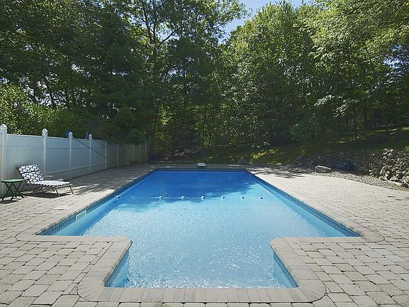 4th image of 9 Square Woods Dr