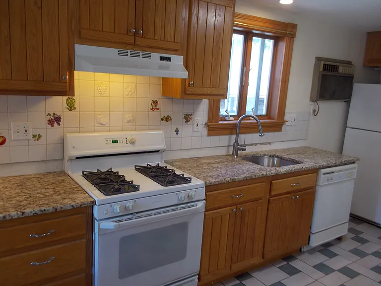 92 Lowell St — Photo 4