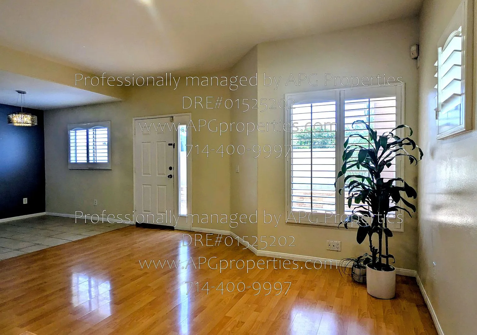 Spacious 3 bedroom 2 1/2 bathroom Townhome with 2 car garage in Fullerton. Gated complex — Photo 3