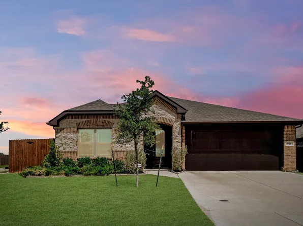 921 Amberwood Dr, Godley, TX 76044