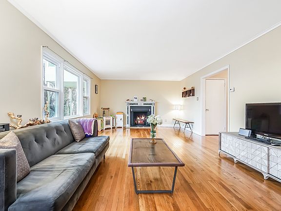 4th image of 150 Princeton Dr