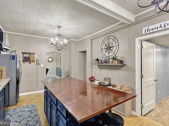 5th image of 410 Windsor St