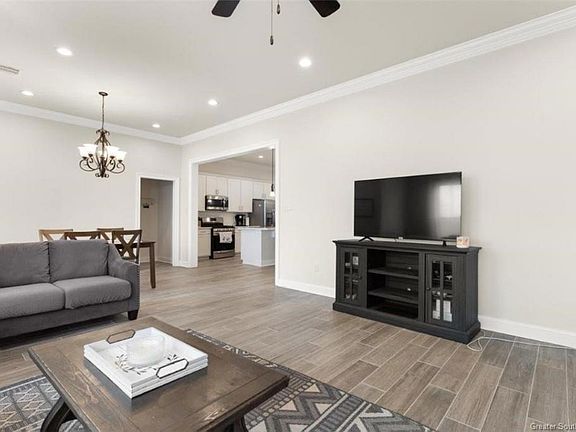 4th image of 724 Dianne Ln