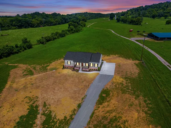 647 Chipman Rd, Bethpage, TN 37022