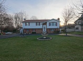 32 Summit Dr, Pocono Manor, PA 18344