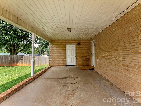3rd image of 609 Temple Dr