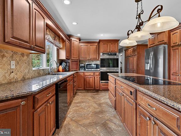 5th image of 6 La Rue Ln