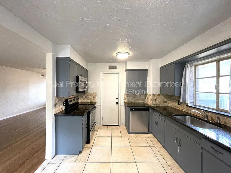 2225 NW 50th St — Photo 5