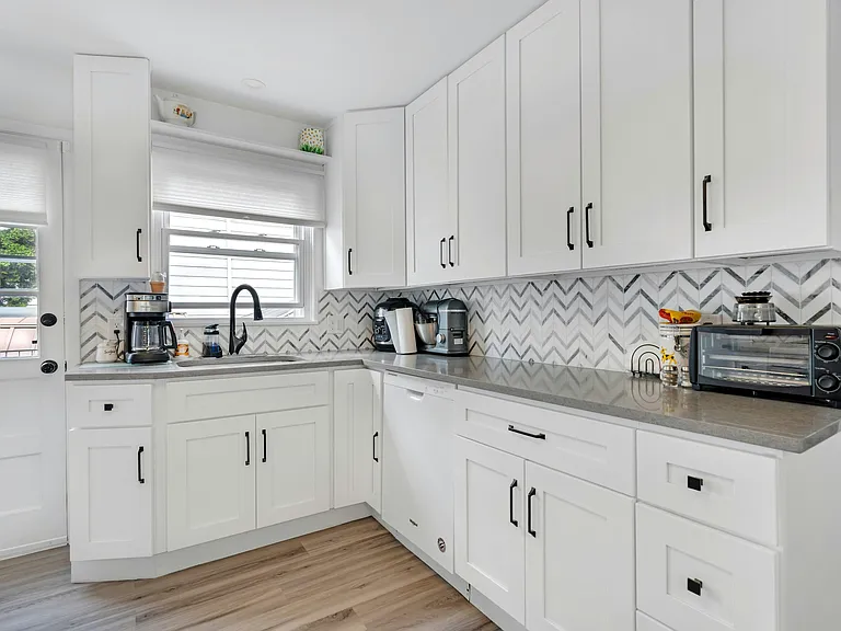51 E 14th St #1 — Photo 3