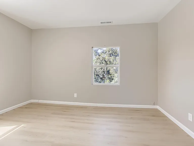 Upper Bedroom #4