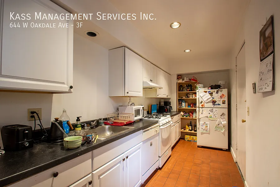 Building Photo - 644 W Oakdale Ave #3F