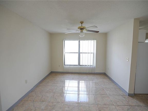 4th image of 604 Green Dr