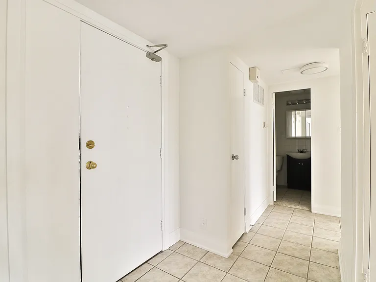 484 Avenue Rd — Photo 10