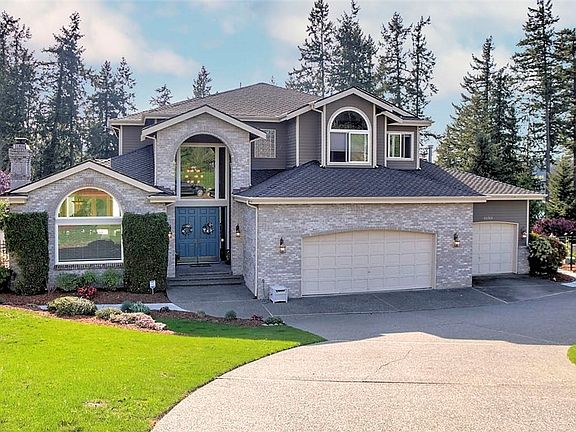 Access to the community beach is right across the street! One of the best lots in the neighborhood, this home is ideally situated at the end of a quiet dead-end culdesac, featuring a lovely circular drive and established landscaping. The home was updated with Hardiplank siding, new windows and exterior doors. It also boasts a new energy efficient, large capacity furnace and new water heater, installed in 2017.