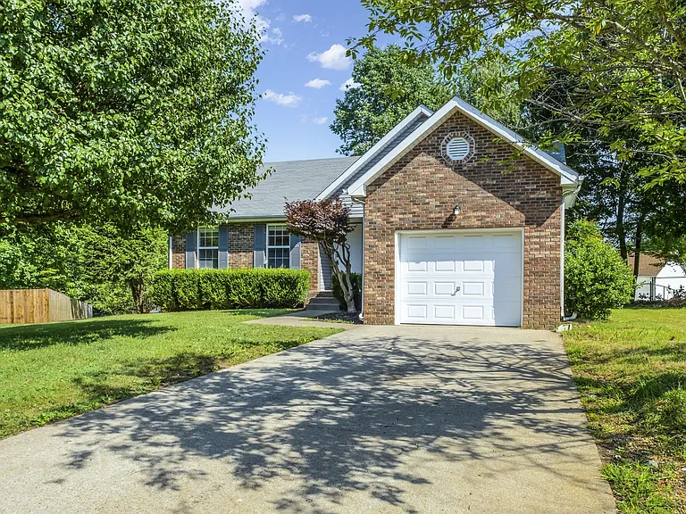 427 Sierra Ct — Photo 2