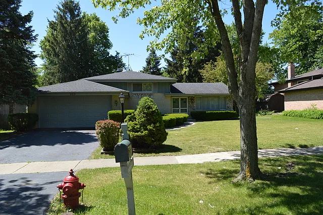 825 E Gardenia Ln photo 1