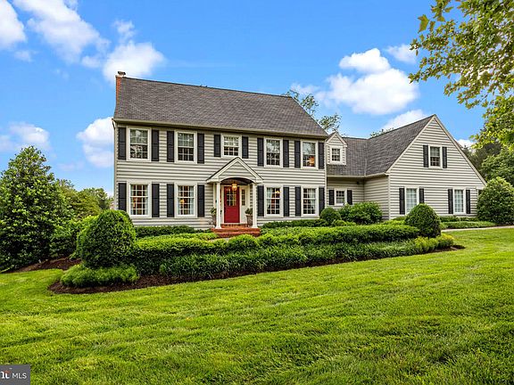 4th image of 4716 Essex Dr