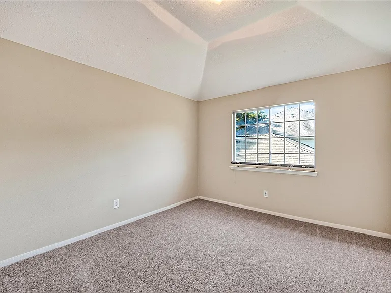 2411 Charter Oaks Ct — Photo 21