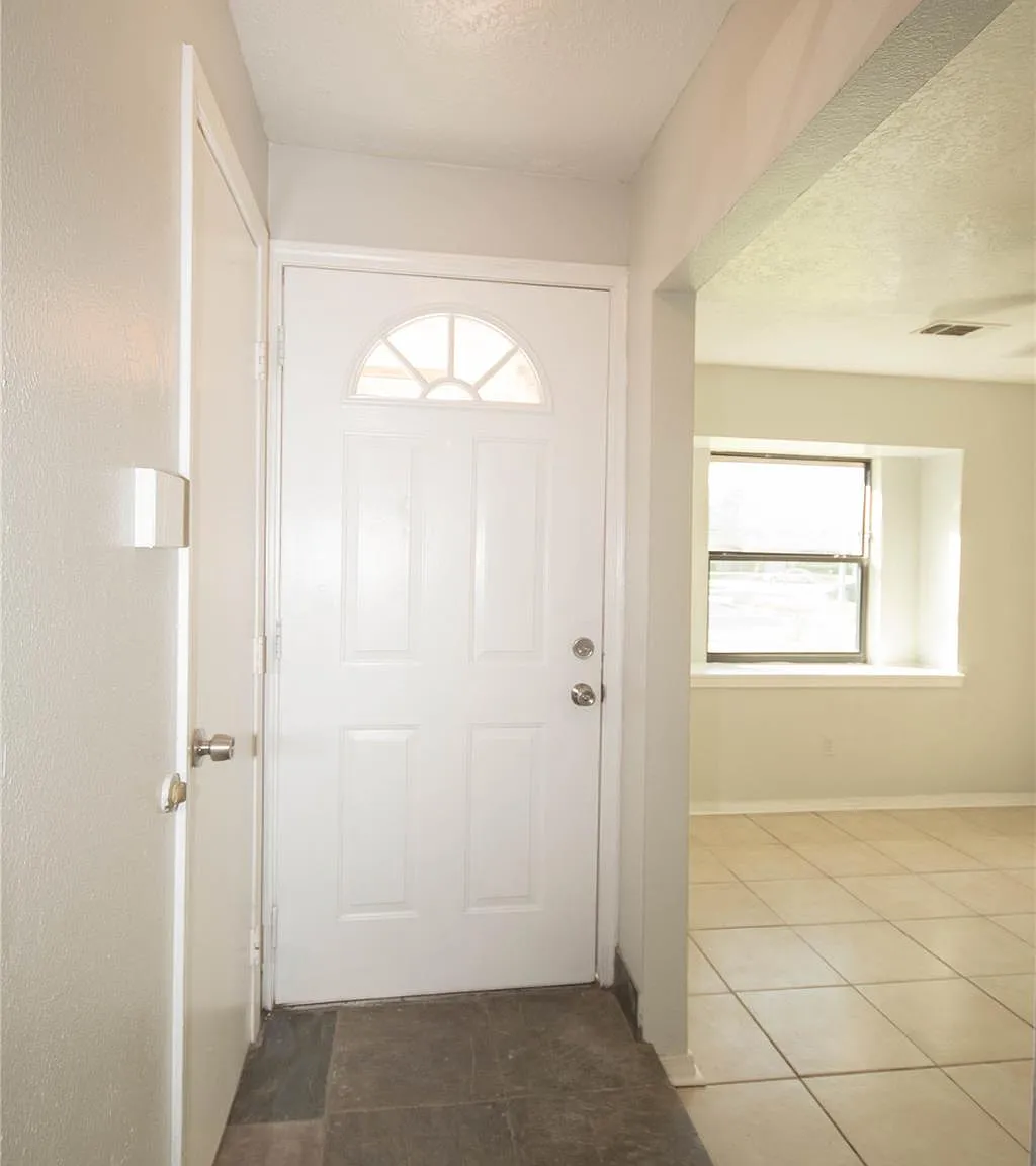 3 bed, 2.0 bath, 1361 sqft, $1,600 — Photo 3