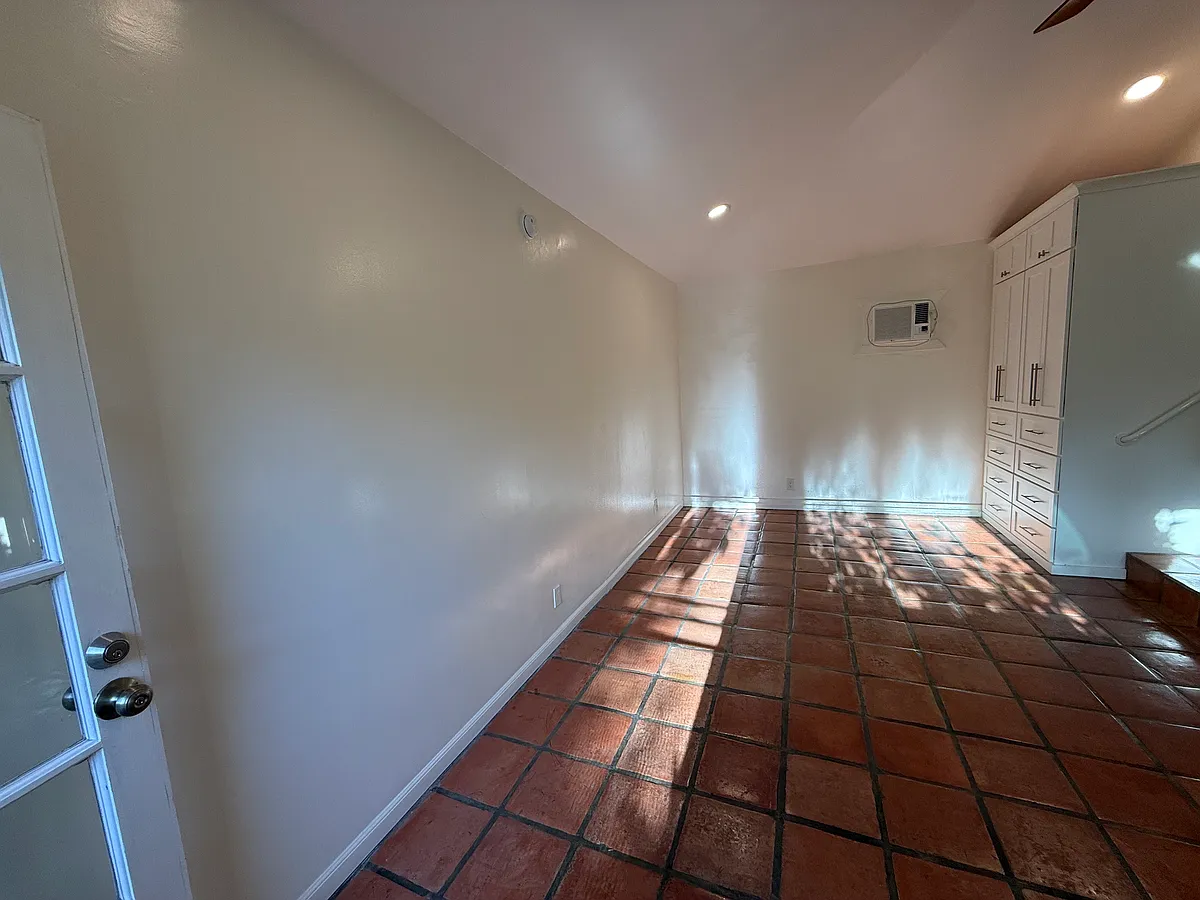 Building Photo - 1159 Greenacre Ave #A