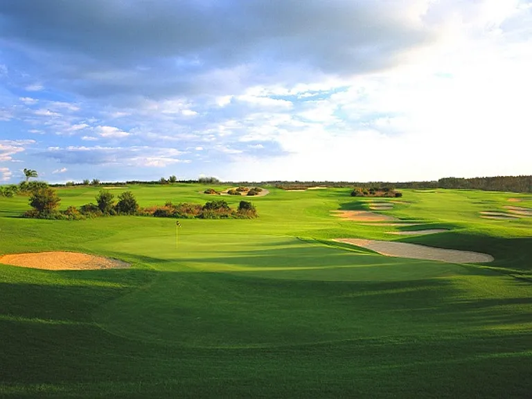 Discover the world-class championship golf resort at our DisneyEstate! Enjoy picturesque views of your private pool, championship golf course & resort clubhouse with fantastic amenities like Lap Pool, Pickleball, Tennis, and Children's Playground.