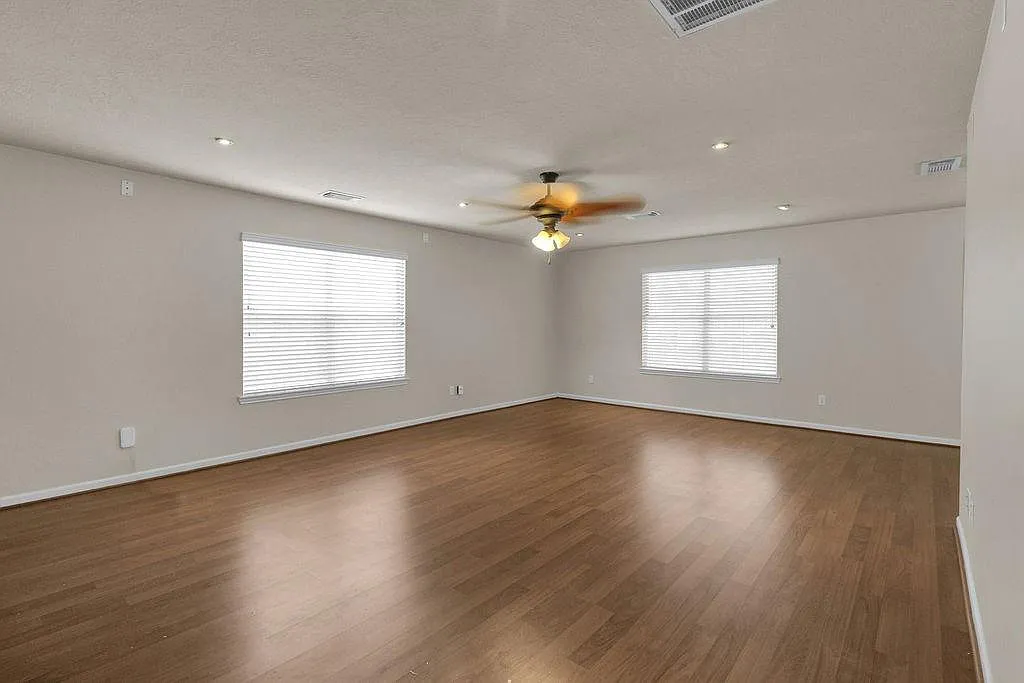 4 bed, 2.5 bath, 2220 sqft, $2,050 — Photo 4