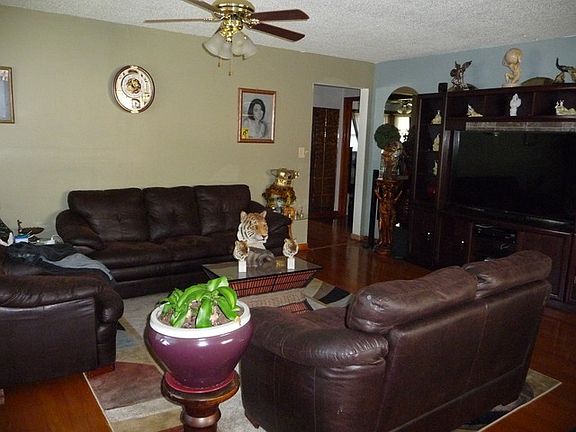 2nd image of 1335 Everett Ave